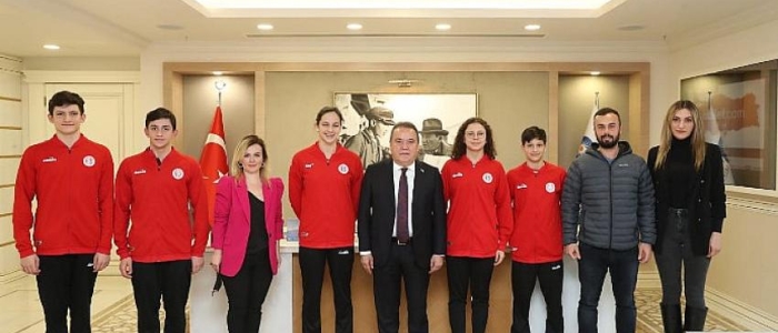 Antalyaspor Yüzme Takımı'ndan Başkan Böcek'e