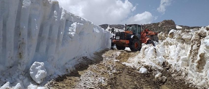 Antalya'da kardan kapanan yollar açılıyor